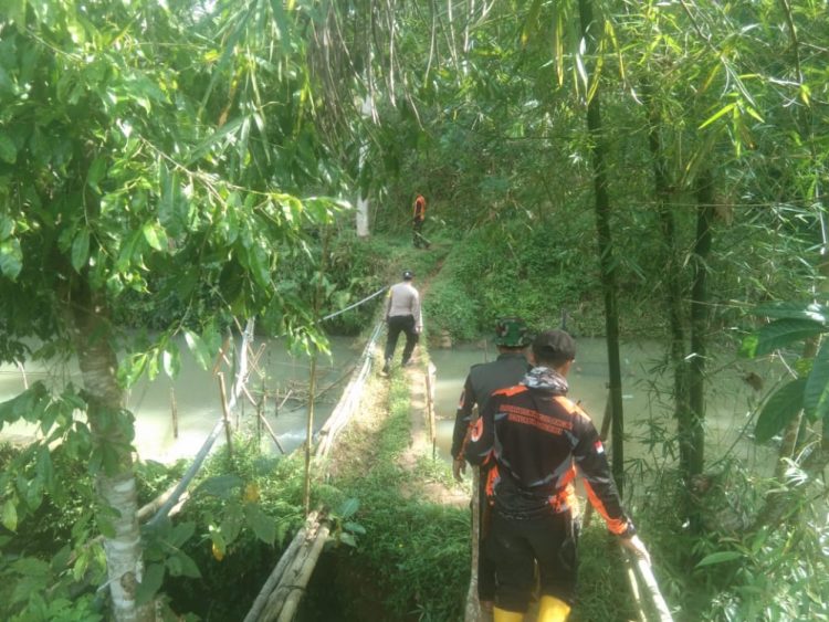 Bhabinkamtibmas bersinergi dengan Babinsa, Staf Desa, BPBD dan warga saat membantu mencari orang yang hilang, Selasa (19/7).
