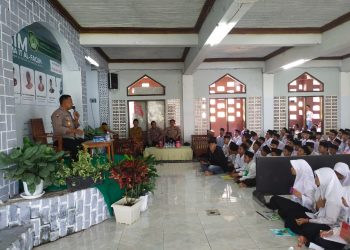Kasat Binmas Polres Tasikmalaya Kota, IPTU. Dede Tarman saat memberikan materi bahaya penyalahgunaan narkoba dan tertib berlalulintas, Senin (18/7).