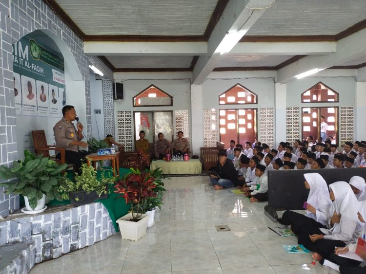 Kasat Binmas Polres Tasikmalaya Kota, IPTU. Dede Tarman saat memberikan materi bahaya penyalahgunaan narkoba dan tertib berlalulintas, Senin (18/7).