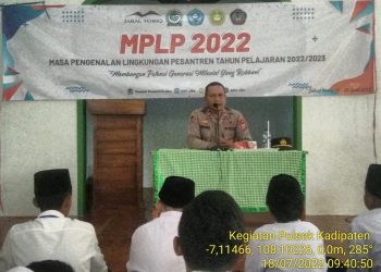 Kapolsek Kadipaten saat berikan penyuluhan dihadapab santri, Senin (18/7).