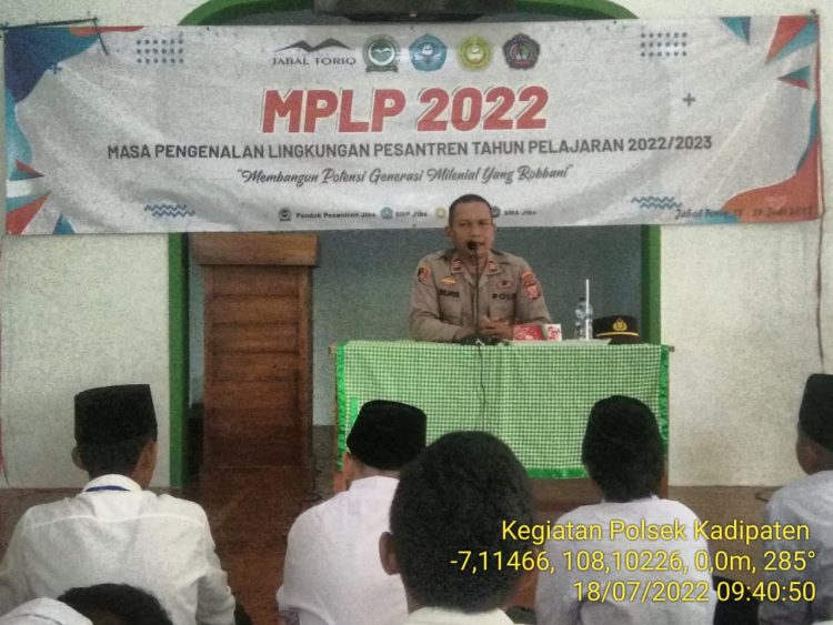 Kapolsek Kadipaten saat berikan penyuluhan dihadapab santri, Senin (18/7).