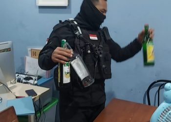 Patroli Tim Maung Galunggung Polres Tasikmalaya Kota saat amankan lokasi dugem dan pesta miras di Cafe dijalan KH. Z. Mustofa Kota Tasikmalaya - Jawa Barat, Minggu dini hari (17/7).