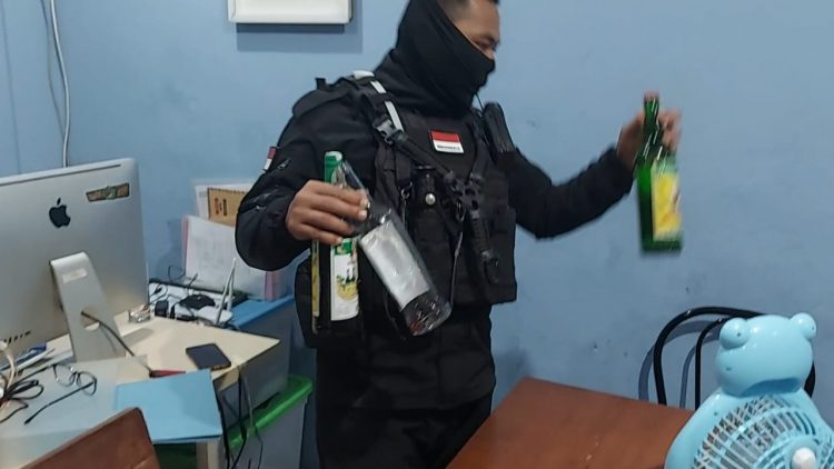 Patroli Tim Maung Galunggung Polres Tasikmalaya Kota saat amankan lokasi dugem dan pesta miras di Cafe dijalan KH. Z. Mustofa Kota Tasikmalaya - Jawa Barat, Minggu dini hari (17/7).