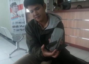 Dede Asep saat memperlihatkan drone bekas yang dibelanjakan dari DD TA 2021, Senin (18/7).