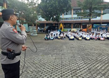 Kapolsek Tamansari, AKP. Nurrozi SE saat jadi mentor pada acara MPLS SMKN 3 Kota Tasikmalaya, Rabu (20/7).