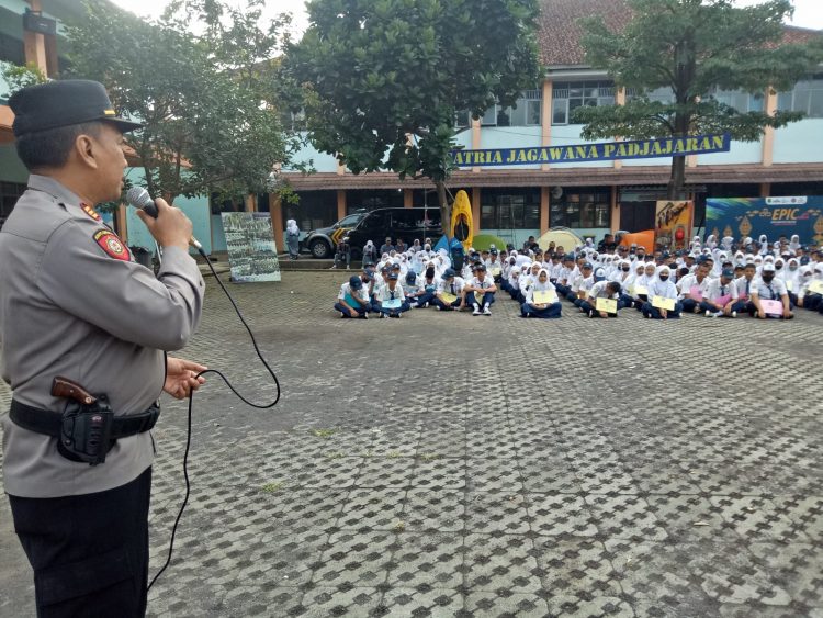 Kapolsek Tamansari, AKP. Nurrozi SE saat jadi mentor pada acara MPLS SMKN 3 Kota Tasikmalaya, Rabu (20/7).