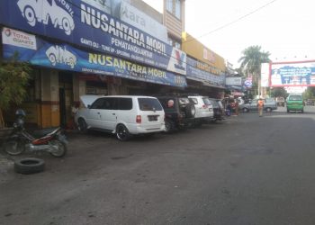 Salah satu pengusaha jalan Merdeka yang semberawutkan Kota Pematangsiantar, Rabu (20/7).