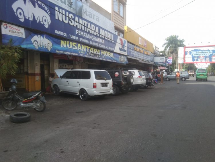 Salah satu pengusaha jalan Merdeka yang semberawutkan Kota Pematangsiantar, Rabu (20/7).