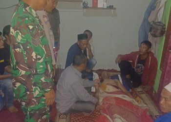 Tubuh Asep yang lemah saat dibawa ke rumahnya, Selasa malam (18/7).