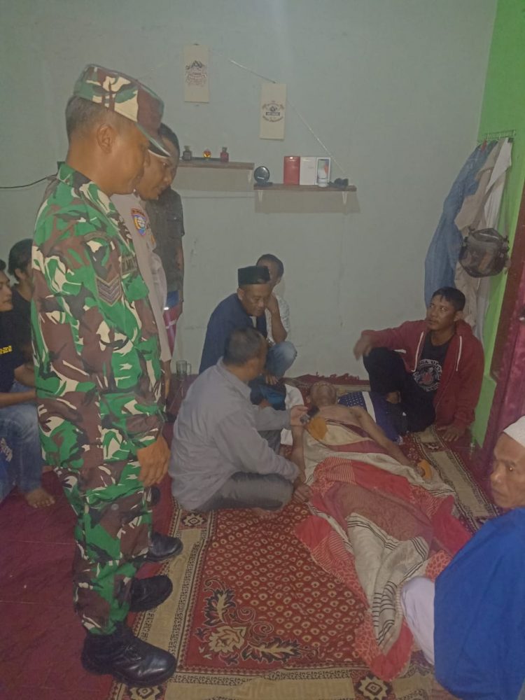 Tubuh Asep yang lemah saat dibawa ke rumahnya, Selasa malam (18/7).