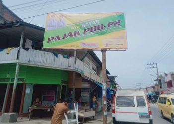 Baliho dan Spanduk seruan taat bayar pajak dari Bapeda Kabupaten Dairi dipasang dibeberapa titik Kota Sidikalang, Rabu (20/7).