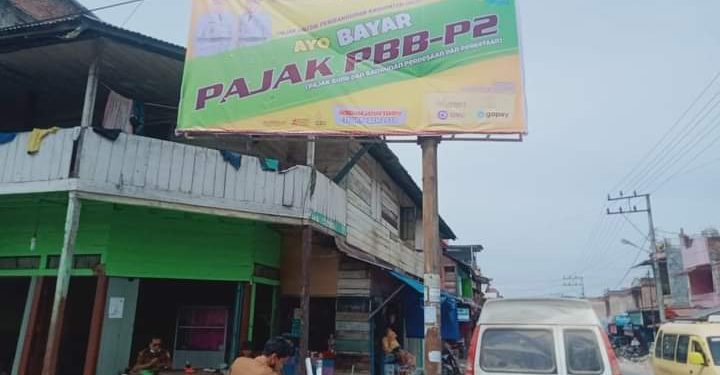 Baliho dan Spanduk seruan taat bayar pajak dari Bapeda Kabupaten Dairi dipasang dibeberapa titik Kota Sidikalang, Rabu (20/7).