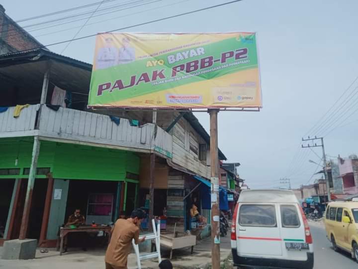 Baliho dan Spanduk seruan taat bayar pajak dari Bapeda Kabupaten Dairi dipasang dibeberapa titik Kota Sidikalang, Rabu (20/7).