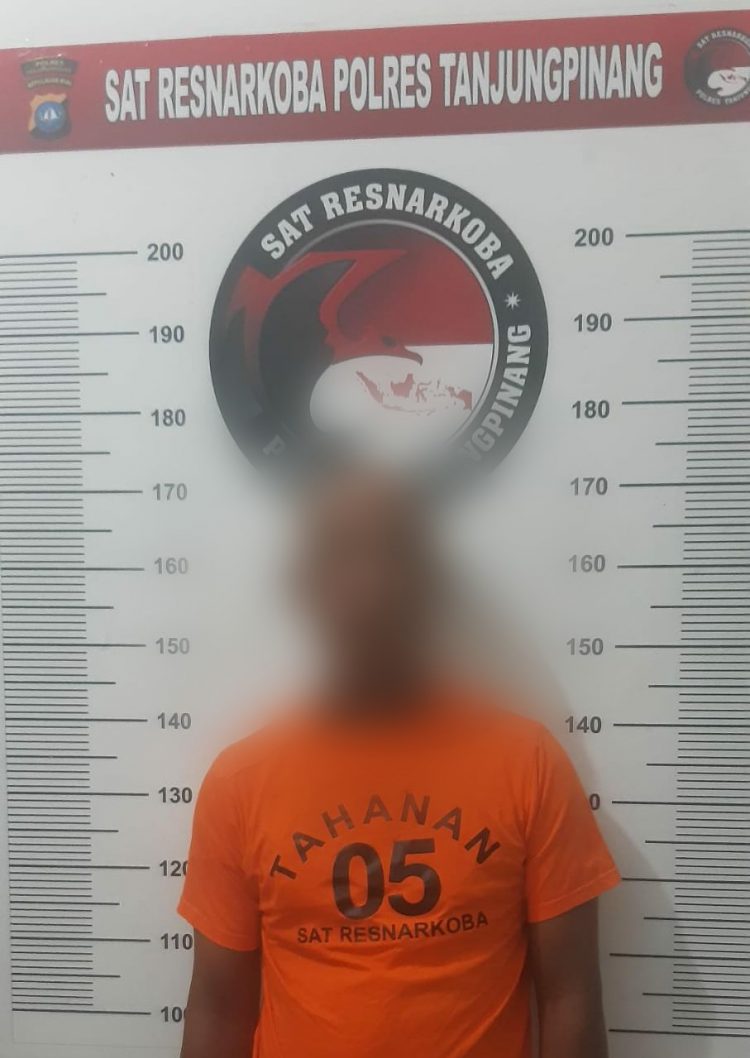Tersangka pengedar sabu saat diamankan di Mapolres Tanjunhpinang , Senin (18/7).
