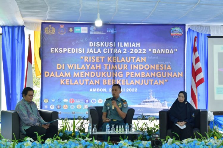 Pushidrosal laksanakan diskusi diatas Geladak KRI Teluk Lada- 521 saat bersandar di Ambon, Kamis (21/7).