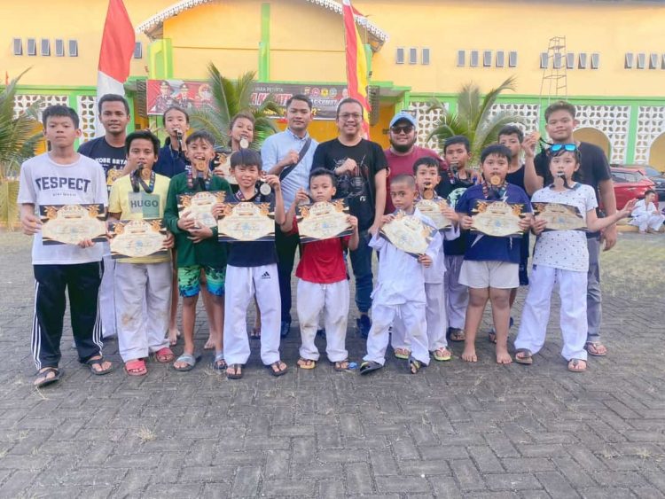 Pengurus, pelatih dan para atlit Inkanas Pematangsiantar saat setelah meraih 12 prestasi, Kamis (21/7).