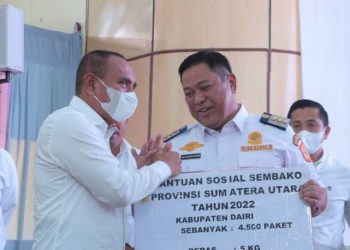 Gubsu, Edy Rahmayadi bersama Bupati Dairi, Eddy Berutu saat serah terima bantuan anggaran Provsu, Kamis (21/7).