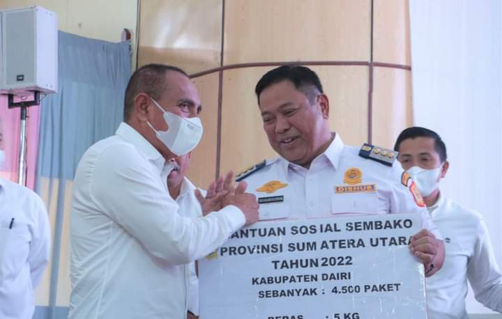 Gubsu, Edy Rahmayadi bersama Bupati Dairi, Eddy Berutu saat serah terima bantuan anggaran Provsu, Kamis (21/7).