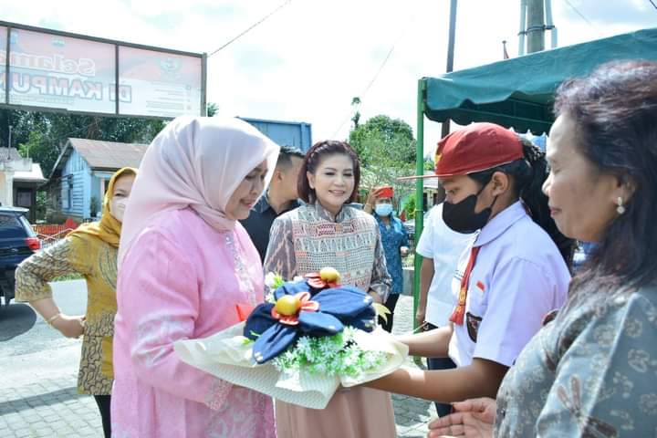 Ketua Tim Penggerak PKK Sumatera Utara, Ny. Nawal Edy Rahmayadi didampingi Ketua TP PKK Dairi, Ny. Romy Maryani saat kunjungi desa hatinya PKK di Kalang Simbara, Kamis (21/7).