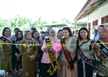 Bunda Paud Provinsi Sumatera Utara, Ny. Nawal Edy Rahmayadi didampingi Bunda PAUD Dairi, Ny. Romy Mariani saat meresmikan PAUD Arihta Desa Sitinjo I, Kecamatan Sitinjo, Kabupaten Dairi, Kamis (21/7).
