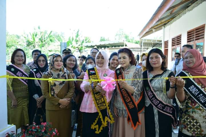 Bunda Paud Provinsi Sumatera Utara, Ny. Nawal Edy Rahmayadi didampingi Bunda PAUD Dairi, Ny. Romy Mariani saat meresmikan PAUD Arihta Desa Sitinjo I, Kecamatan Sitinjo, Kabupaten Dairi, Kamis (21/7).