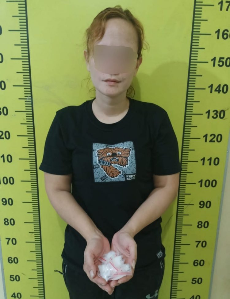 Ratu sabu, JU saat diamankan di Mapolresta Deliserdang, Kamis (21/7).