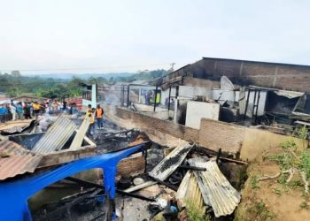 Kondisi 3 rumah yang hangus dibakar api dan 1 unit rumah terpaksa dibongkar guna menghindari api merambat ke rumah lain, Jumat (22/7).