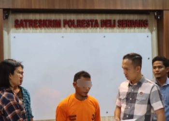 Tersangka PMN pelaku pencabulan putri kandungnya saar diamankan di Polresta Deliserdang, Seni (25/7).