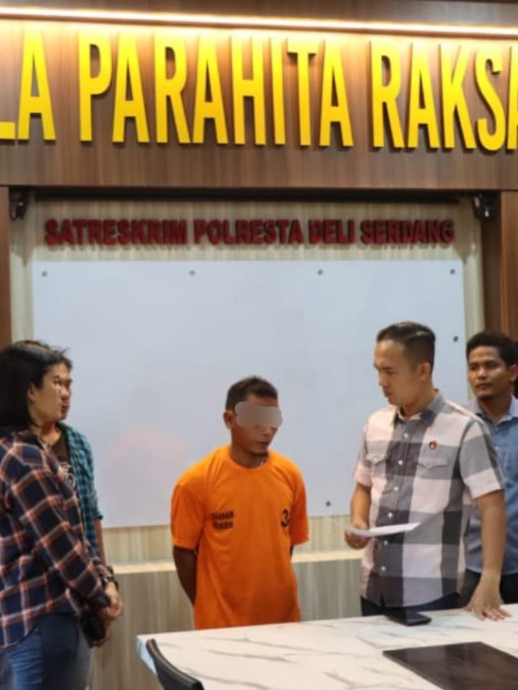 Tersangka PMN pelaku pencabulan putri kandungnya saar diamankan di Polresta Deliserdang, Seni (25/7).