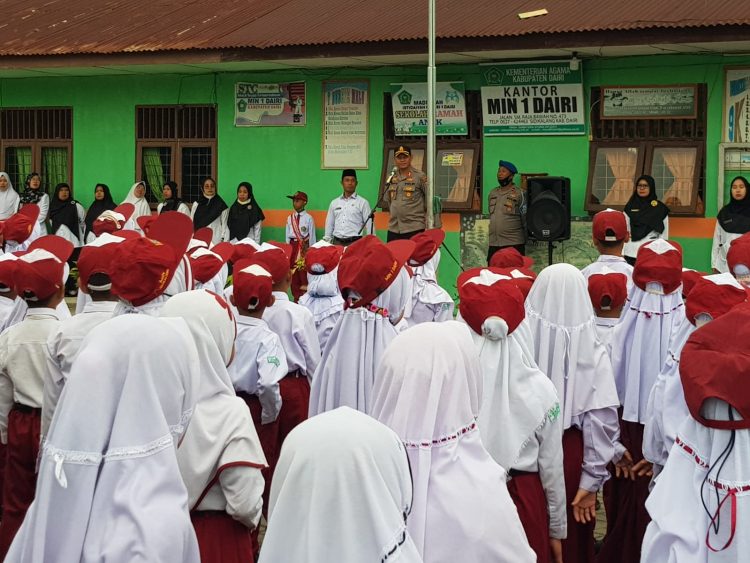 Kapolres Dairi AKBP. Wahyudi Rahman SH, SIK, MM saat sebagai inspektur upacara di SD MIN 1 Dairi, Senin (25/7).