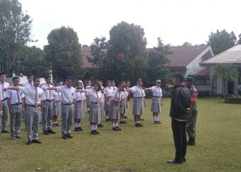 Sertu Supriadi dan Koptu HK Sipayung saat latih siswa/i SMAN Silima Punggapungga, Senin (25/7).