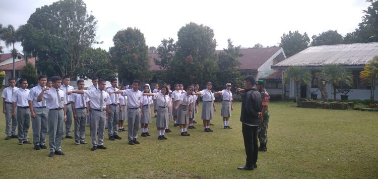 Sertu Supriadi dan Koptu HK Sipayung saat latih siswa/i SMAN Silima Punggapungga, Senin (25/7).