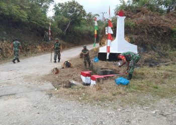 Personil Koramil 01/Sumbul, bersama warga Desa Barisan Nauli saat melaksanakan gotongroyong dalam rangka pembentukan Kampung Pancasila, Senin (25/7).