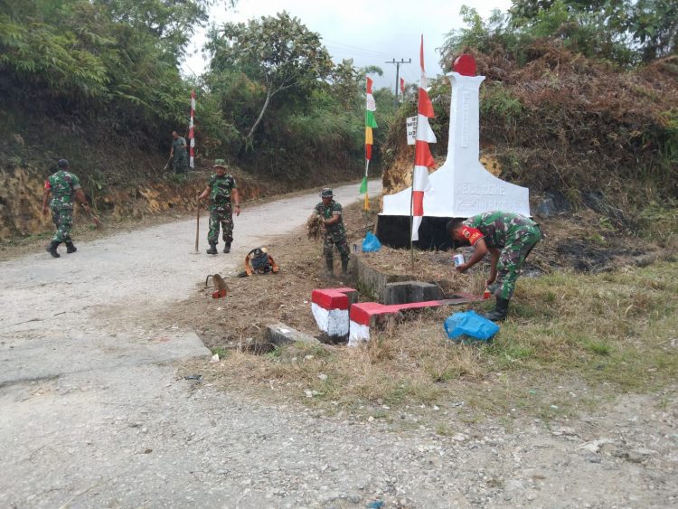 Personil Koramil 01/Sumbul, bersama warga Desa Barisan Nauli saat melaksanakan gotongroyong dalam rangka pembentukan Kampung Pancasila, Senin (25/7).