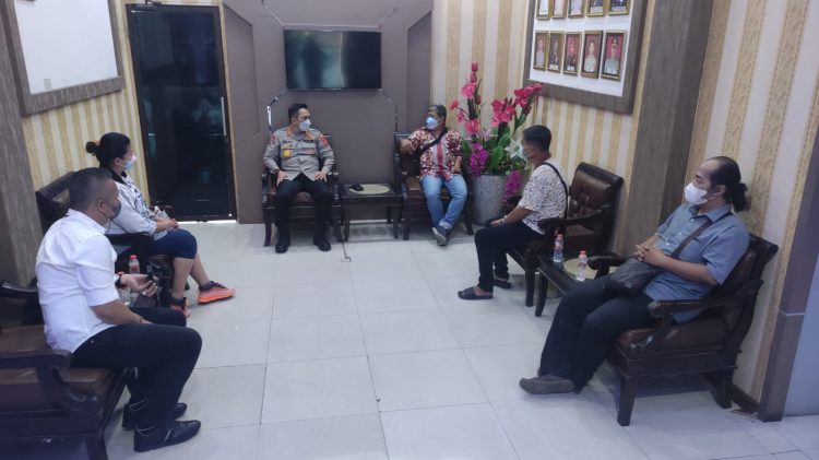 Kapolresta Deliserdang, Kombes. Pol. Irsan Sinuhaji didampingi Kasat Intelkam Polresta Deliserdang AKP. Syahrial Efendi Siregar SH, MAP menyambut hangat Ketua Klenteng Deliserdang Paijdan, Wakil Ketua Beng Chai, Bendahara Juli Waty dan anggota Hermanto, Senin (25/7).