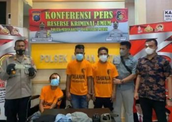 Ketiga tersangka sindikat pencuri mobil saat diamankan di Mapolsek Medan Kota, Selasa (26/7).