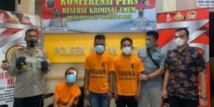 Ketiga tersangka sindikat pencuri mobil saat diamankan di Mapolsek Medan Kota, Selasa (26/7).
