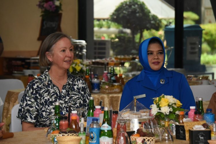 Pengurus Gabungan (PG) Jalasenastri Pushidrosal saat menggelar acara padu padan busana dan latihan ketrampilan membuat outer bertempat di Gedung Serba Guna Pushidrosal, Ancol Timur - Jakarta Utara, Senin (25/7).