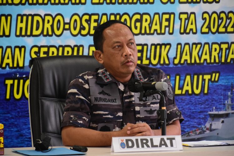 Danpushidrosal, Laksamana Madya TNI Nurhidayat selaku Dirlat Latihan operasi Survei dan Pemetaan Hidro - Oseanografi 2022 (Latopssurta Hidros 2022) saat memimpin jalannya Tactical Floor Game (TFG) di Ruang Serbaguna, Gedung Satuan Survei dan Pemetaan Hidros, Jalan Enggano, Tanjung Priok - Jakarta Utara, Selasa (26/7).