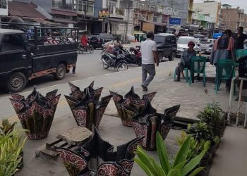 Pencinta Kota Balige saat sumbangkan 7 pot beserta bunga ditrotoar jalan Sisingamangaraja - Balige, Selasa (26/7).