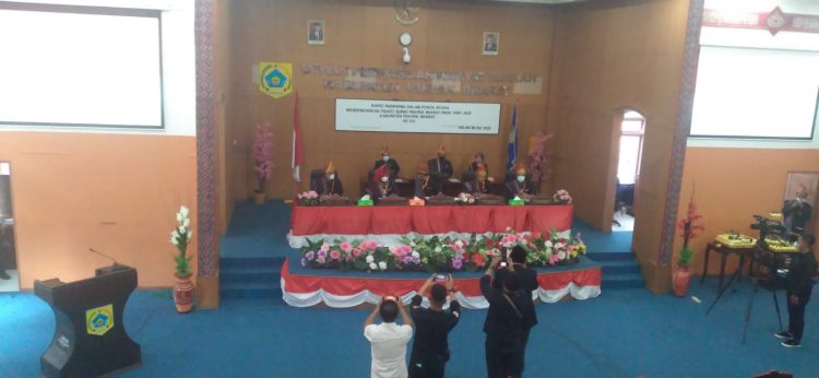 Bupati Pakpak Bharat, Franc Bernhard Tumanggor saat hadiri rapat paripurna sambut Hari Lahirnya Pakpak Bharat ke- 19, Kamis (28/7).