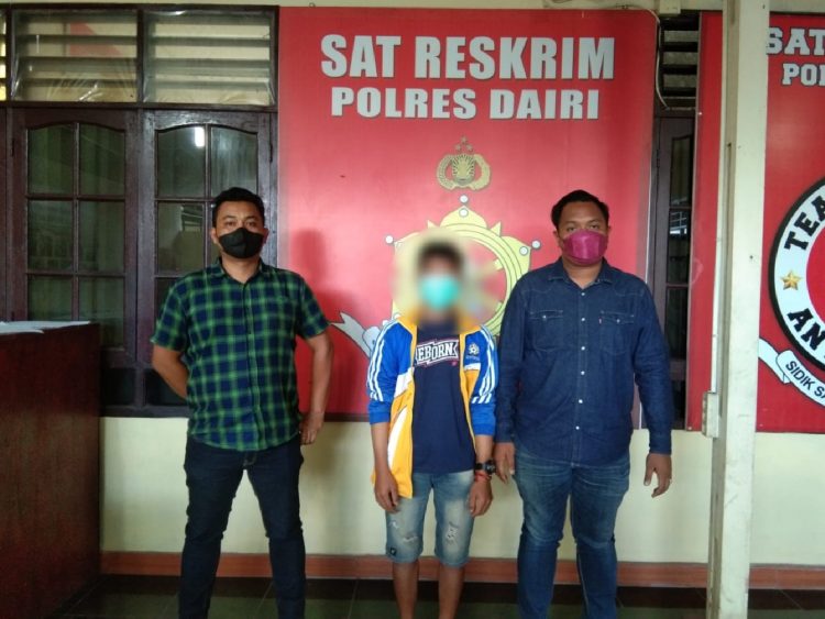 YS tersangka tukang tulis togel saat diamankan di Mapolres Dairi, Kamis (28/7)