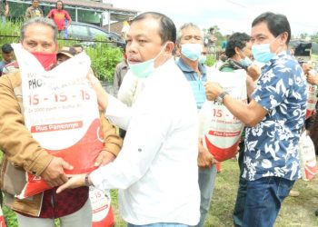 Saat membagikan pupuk bantuan Covid- 19 akhir Tahun 2020, Kepala Dinas Perhubungan ikut juga memberikan bantuan kepada anggota kelompok tani, Jumat (29/7).