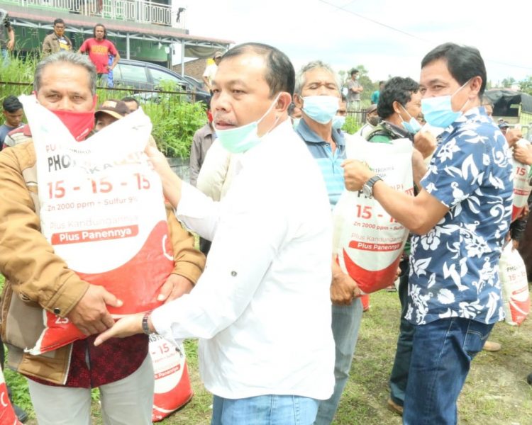 Saat membagikan pupuk bantuan Covid- 19 akhir Tahun 2020, Kepala Dinas Perhubungan ikut juga memberikan bantuan kepada anggota kelompok tani, Jumat (29/7).