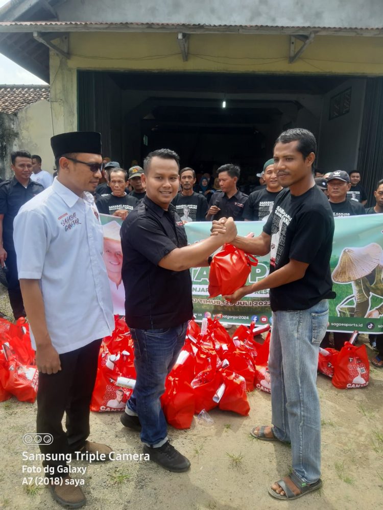 Ketua DPC Sahabat Ganjar Kabupaten OKU Timur saat bagi sembako kepada rakyat, Jumat (29/7).