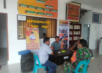 Babinsa Koramil 05/ Tanah Pinem, Koptu JA Ginting saat komsos bersama Ketua Karang Taruna Desa Tanah Pinem - Dairi, Jumat (29/7).