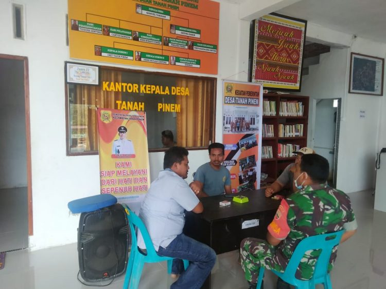 Babinsa Koramil 05/ Tanah Pinem, Koptu JA Ginting saat komsos bersama Ketua Karang Taruna Desa Tanah Pinem - Dairi, Jumat (29/7).