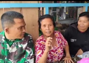 Danrami T. Aritonanng saat bincang bincang dengan para lansia, Jumat (29/7).