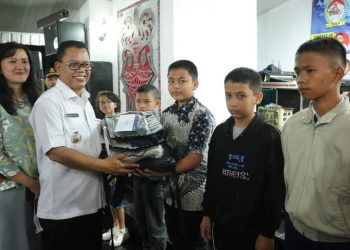 Bupati Toba, Ir. Poltak Sitorus saat memberi apresiasi kepada 7 siswa berprestasi, Kamis (28/7).