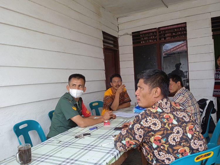 Sertu H. Sihotang saat giat komsos bersama warga binaan, Jumat (29/7).